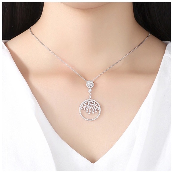 🎁 Swarovski Crystals The Imalia Circle Necklace - Picture 4 of 4